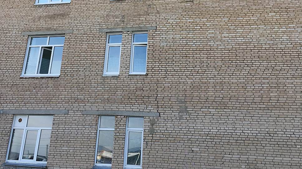 Трещины в здании больницы Катав-Ивановска 