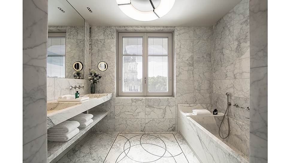 В декоре ванных комнат использовали мотив пересекающихся кругов, взятый с мозаики одного из фасадов гостиницы 
