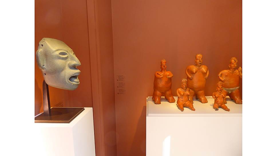 Мексиканские скульптуры доколумбовой эпохи на стенде парижской галереи Mermoz 
