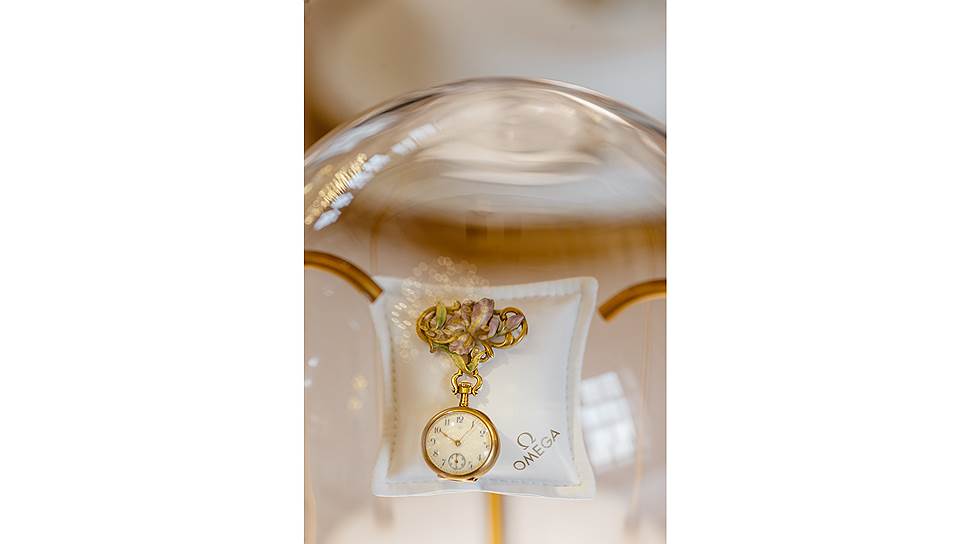Omega Art nouveau Lepine Pendant, 1906 год. У часов эмалевый циферблат и брошь, украшенная рельефным узором в виде ириса 
