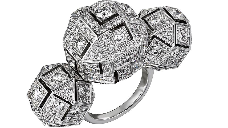 Cartier Парижский ювелирный дом предлагает носить украшения по-новому: например, это бриллиантовое кольцо Coup d’Eclat — на мизинце