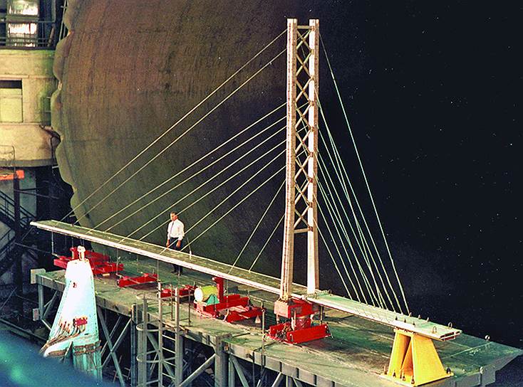Сургутский мост — рекордсмен по длине центрального пролета — 408 м, который поддерживается единственным пилоном