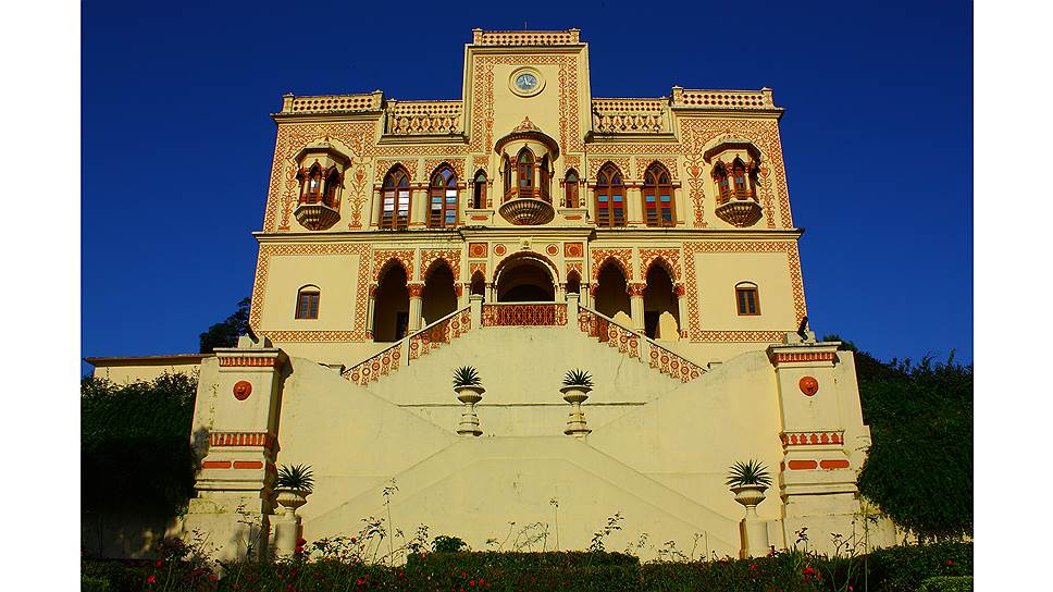 Главное здание отеля,бывший дворец махараджи