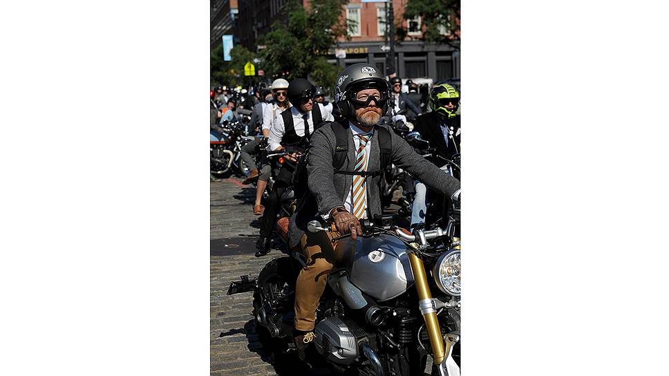 У заезда Distinguished Gentleman’s Ride есть особенный дресс-код, на который Марка Хавву вдохновила
фотография Дона Дрейпера (персонаж сериала «Безумцы»),
одетого в идеально скроенный костюм и сидящего за рулем классической модели мотоцикла 1957 года
Matchless G3LS.