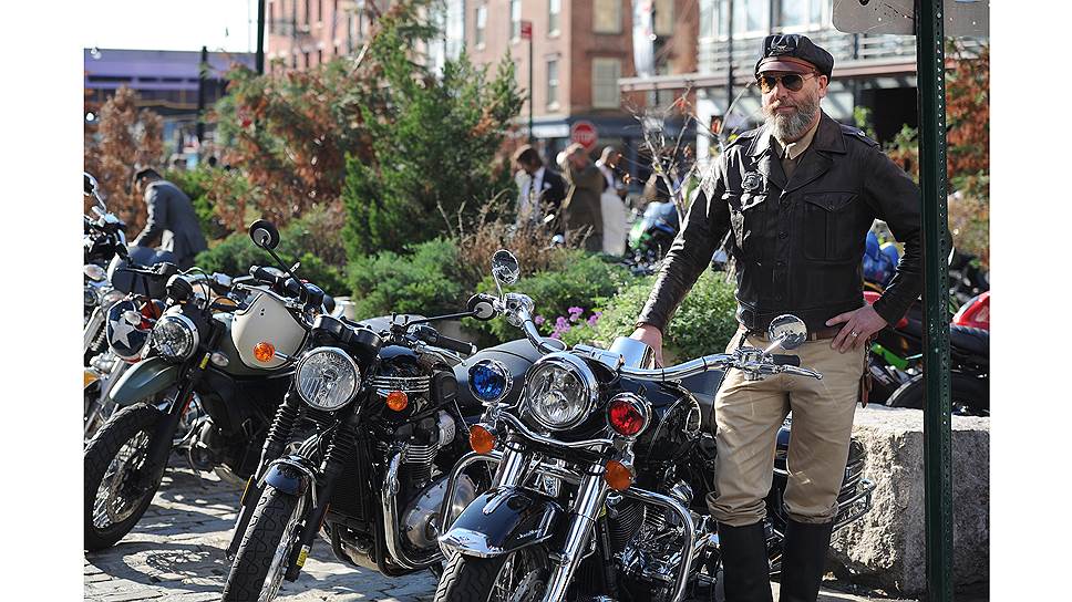 У заезда Distinguished Gentleman’s Ride есть особенный дресс-код, на который Марка Хавву вдохновила
фотография Дона Дрейпера (персонаж сериала «Безумцы»),
одетого в идеально скроенный костюм и сидящего за рулем классической модели мотоцикла 1957 года
Matchless G3LS. 