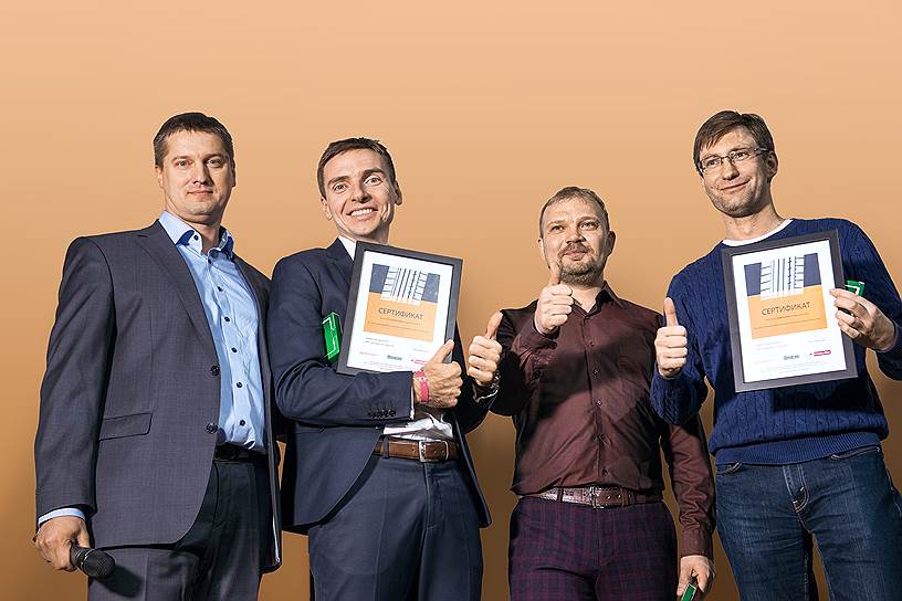 Владимир Барвинок, директор по маркетингу ООО «Континентал тайрс РУС», вручил команде победителя квеста сертификаты на шины