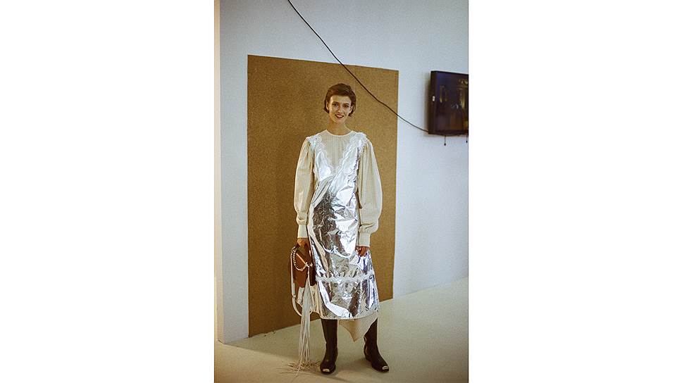 Шелковое платье, платье с V-образным вырезом, кожаные сапоги, сумка — все Calvin Klein 205W39NYC