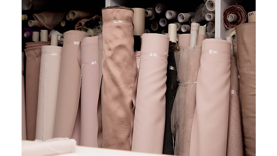Ткани, ожидающие своего часа, в кутюрном ателье Dior