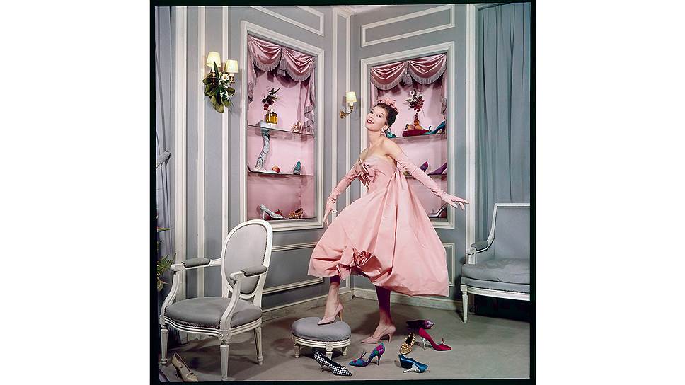 Модель Виктория в платье Aurore из коллекции сезона «весна—лето 1958» и в туфлях, созданных знаменитым обувщиком Роже Вивье для дома Кристиана Диора. Чтобы продемонстрировать туфли наилучшим образом, в бутике придумали специальные полки. На них обувь выглядела как объект искусства
