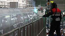 Сварка частей кузова из алюминиевых профилей осуществляется на роботизированных автоматических комплексах в газовой среде