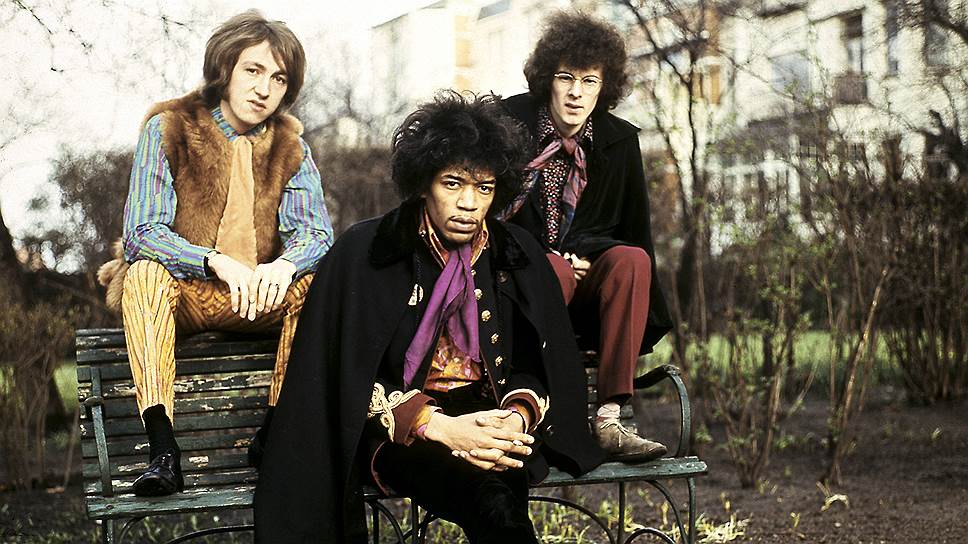 Дебютный альбом группы The Jimi Hendrix Experience (слева направо — Митч Митчелл, Джими Хендрикс, Ноэль Реддинг) не смог занять первое место в чартах из-за битловского «Sgt. Pepper’s Lonely Hearts Club Band»