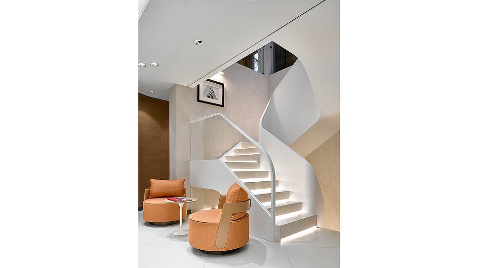 Лестница служит связующим элементом трехэтажного Still Beauty Space, на стенах которого работы современных фотохудожников