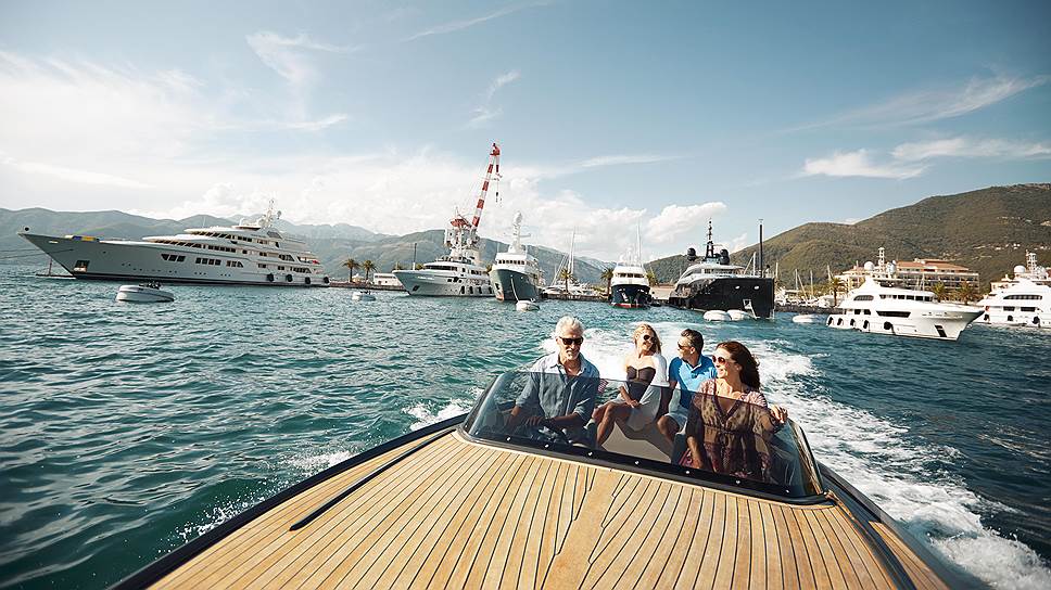 Отдых на яхте в бухте у отеля Regent Porto Montenegr