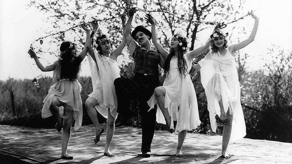 В «танце нимф» из фильма «Sunnyside» Чаплин пародировал Нижинского в балете «Послеполуденный отдых фавна»