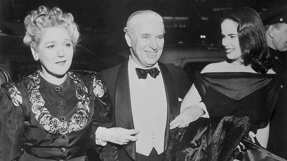 Слева направо: Мэри Пикфорд, Чарли Чаплин и Уна Чаплин идут на премьеру фильма «Месье Верду» (1947 год)