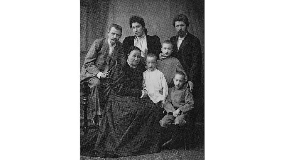 Семья Павловых, слева Ефим Павлов, прадед Ольги. Справа Петр Павлов, 1890