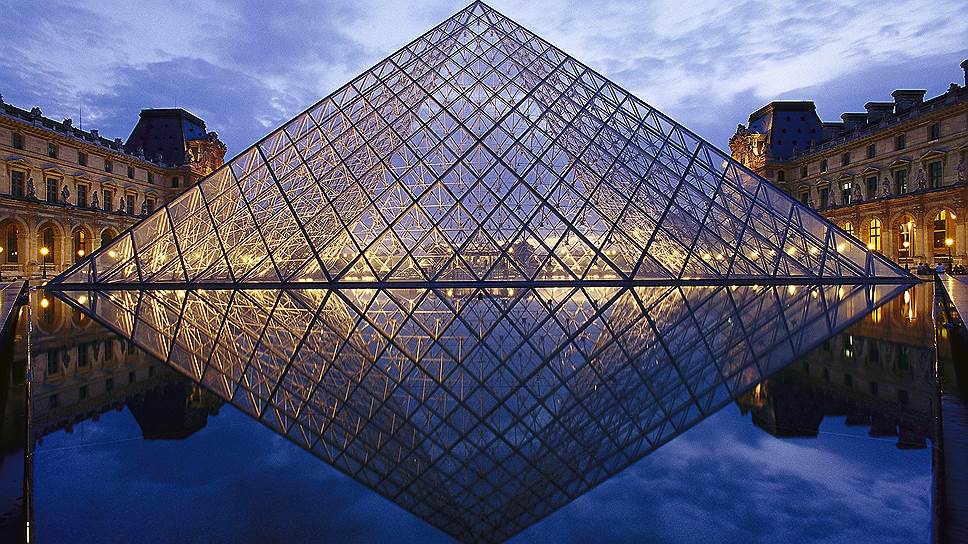 Стеклянные пирамиды на территории Лувра