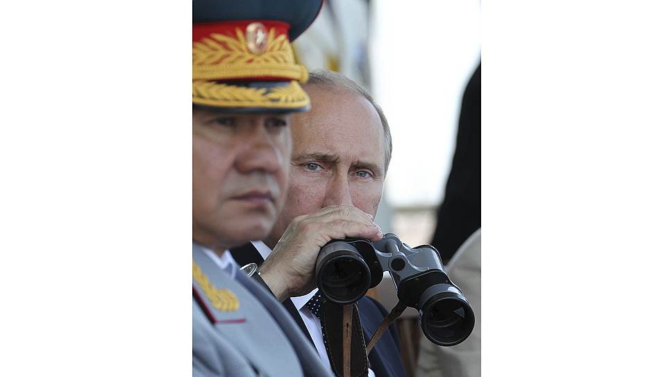 Президент России Владимир Путин (в центре) и министр обороны Сергей Шойгу