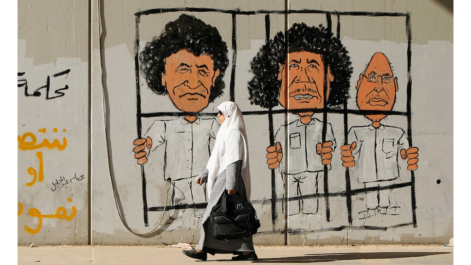Граффити на стене в Триполи с изображение Муаммар Каддафи, его сына Сейфа аль-Ислама Каддафи бывшего руководителя ливийской разведки Абдуллы Аль-Сенусси