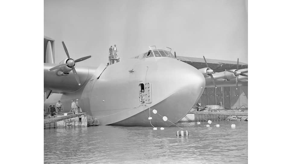 В 1947 году свой единственный полет совершил Hughes H-4 Hercules — самый большой
пассажирский самолет в мире. До конца жизни Хьюз тратил большие деньги на поддержание своего детища в рабочем состоянии