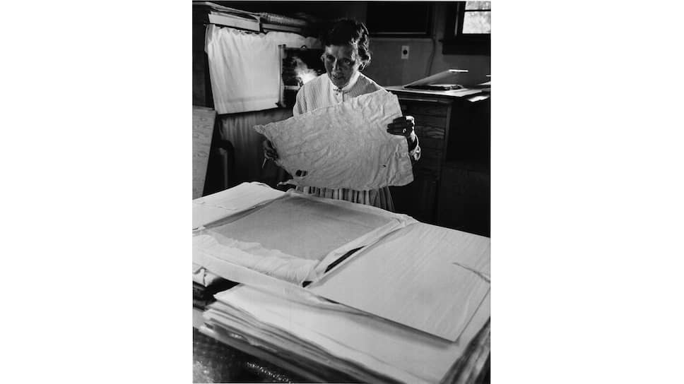 Татьяна Гросман отбирает листы японской бумаги ручной работы для произведений Джаспера
Джонса, 1969 год