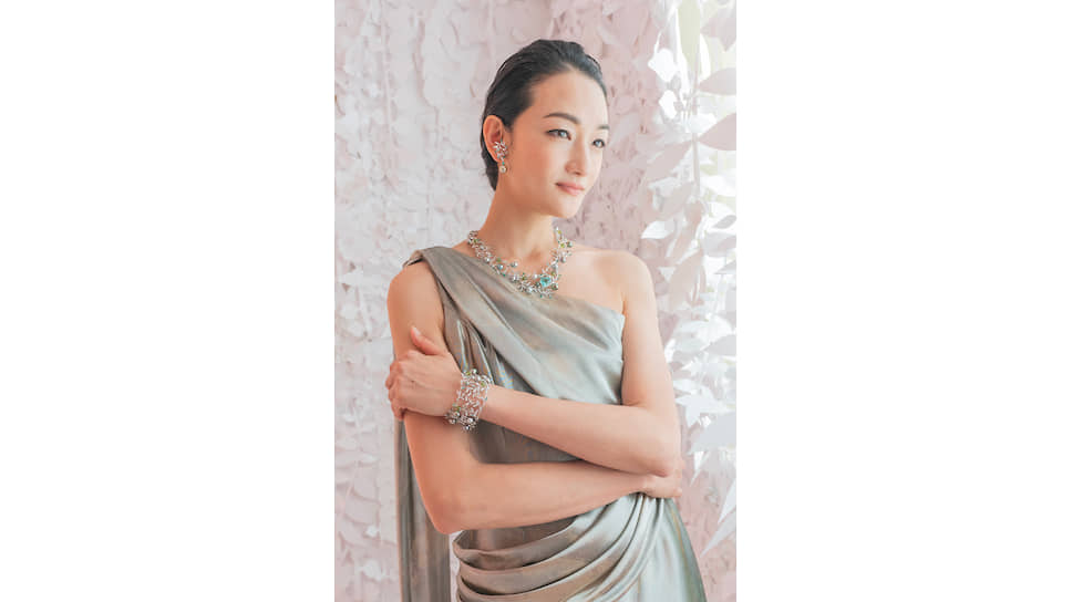 Японская модель Аи Томинага в украшениях Mikimoto из коллекции Jardin Mysterieux