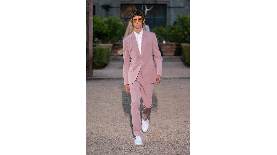 Модели на показе первой подиумной мужской коллекции Givenchy сезона «весна—лето 2020» на вилле Пальмьери, Флоренция