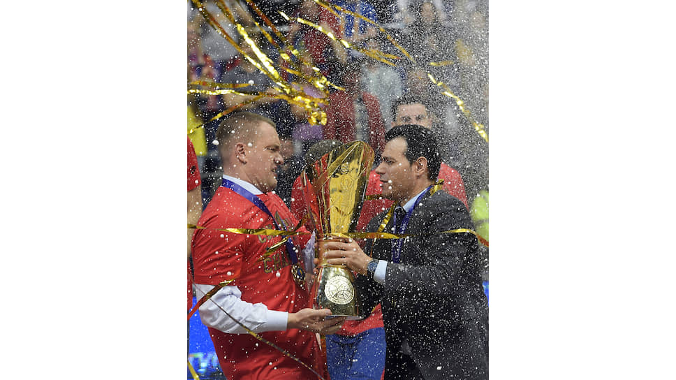 Андрей Ватутин и главный тренер ЦСКА Димитрис Итудис (справа) во время церемонии награждения на «Финале четырех» Единой лиги ВТБ по баскетболу, июнь. 2018