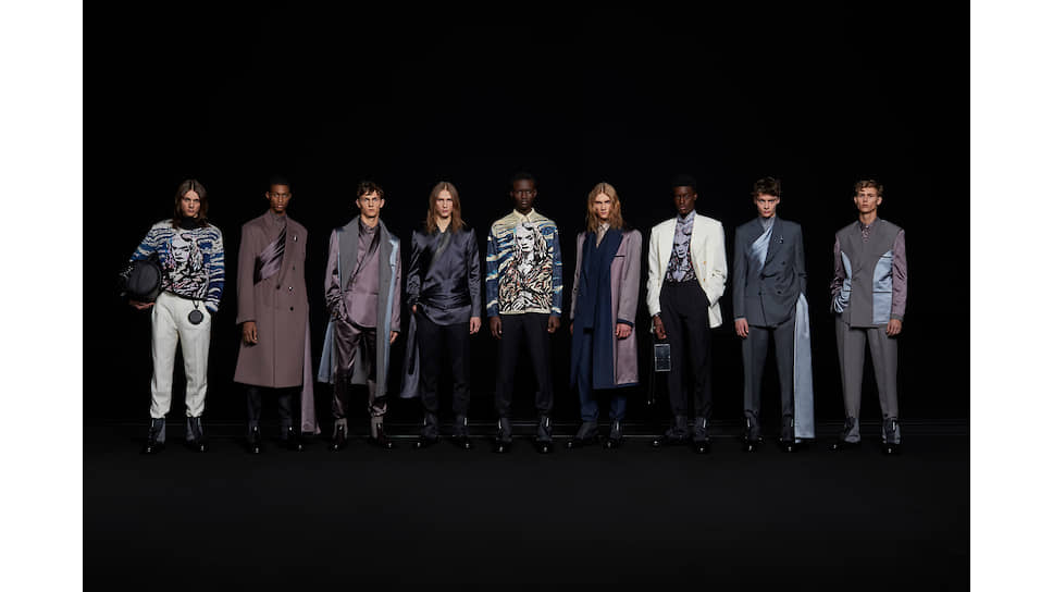Модели в финале показа Dior Homme сезона осень—зима 2019/20