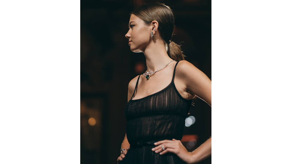 Модель на презентации новой коллекции ювелирных украшений Gem Dior 