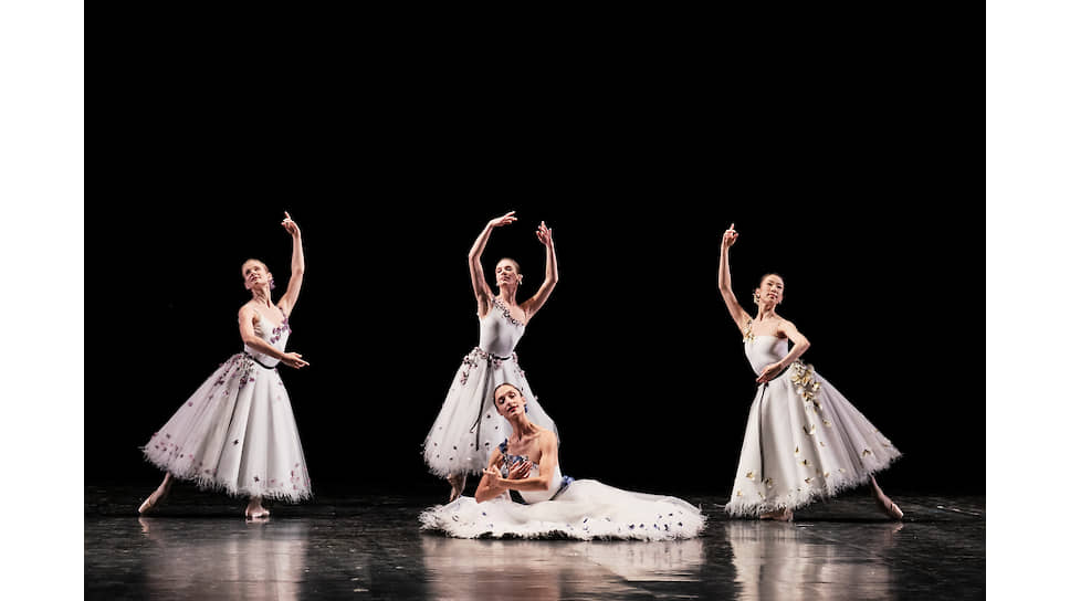 Сцена из балета «Вариации» в исполнении солисток Гранд-опера в Париже
