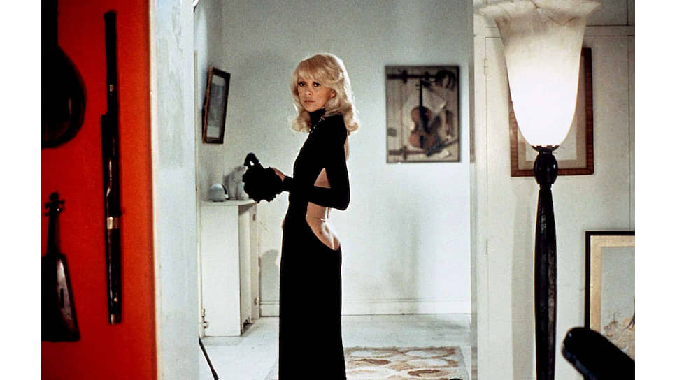 Мирей Дарк в платье Guy Laroche Кадр из фильма «Высокий блондин в черном ботинке», 1972, режиссер Ив Робер