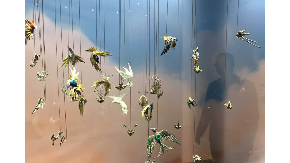Украшения на выставке Van Cleef & Arpels так же разнообразны, как сами птицы