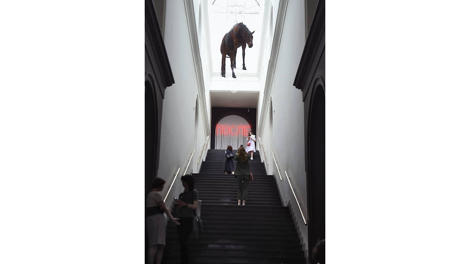 Скульптура Маурицио Каттелана на выставке «Коллекция Fondation Louis Vuitton. Избранное» в ГМИИ им. А. С. Пушкина