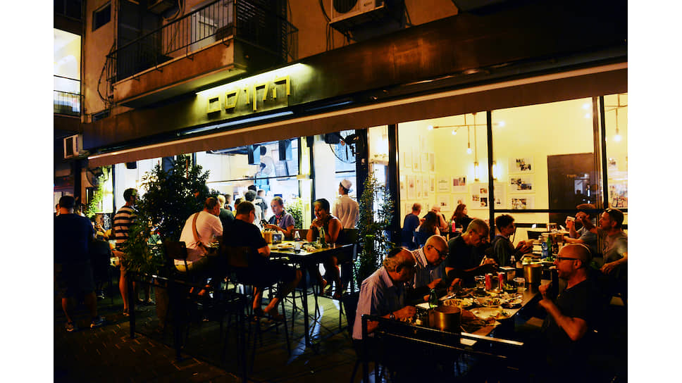 Посетители одного из популярных ресторанов Тель-Авива. Наибольшим спросом пользуется фалафель и различные виды шаурмы