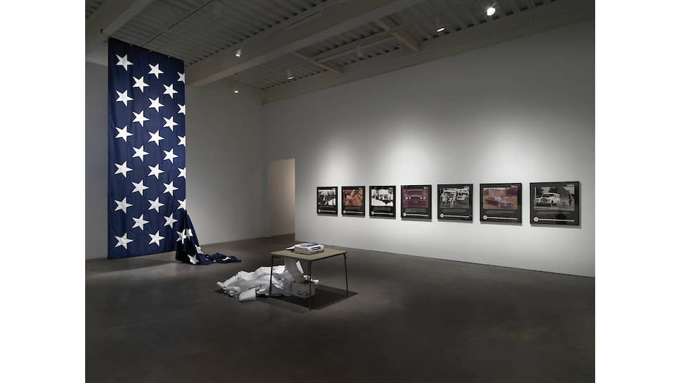 Экспозиция выставки «Hans Haacke: All Connected» в New Museum (Нью-Йорк)