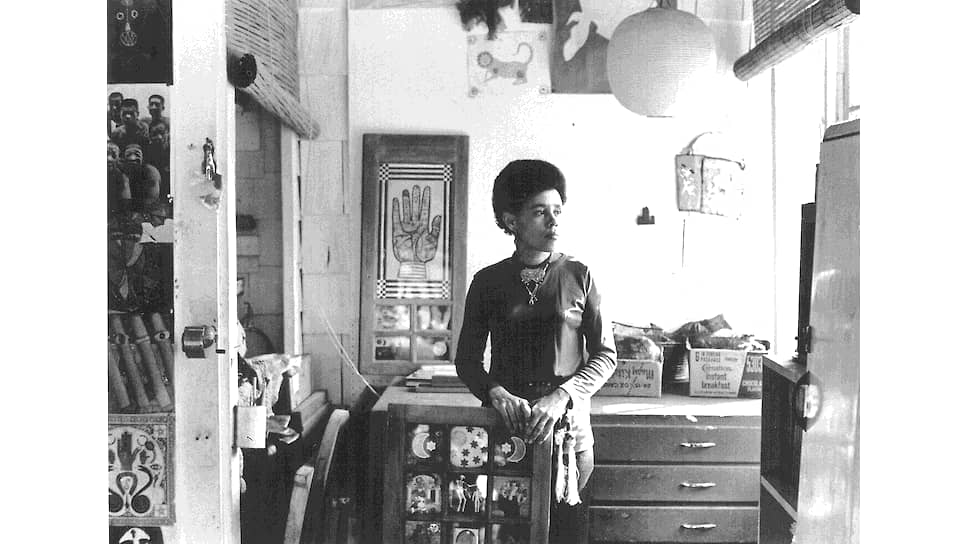 Бетье Саар в своей мастерской в Лос-Анджелесе, 1970 год