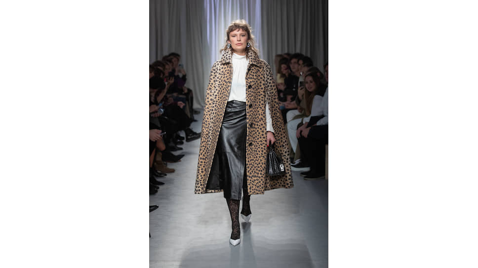 Кейп Runway Marc Jacobs, блуза и юбка Celine, туфли Saint Laurent, сумка Saint Laurent, клипсы Marni