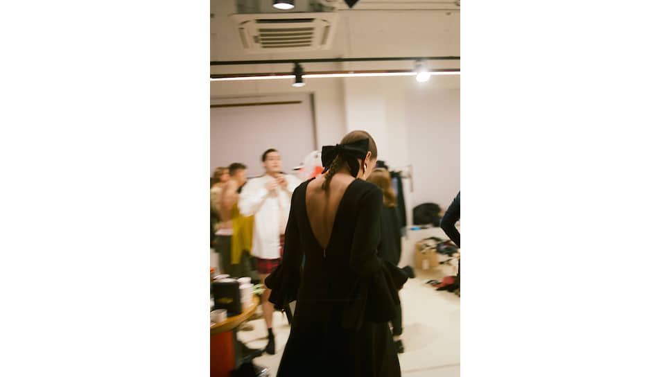 Платье Runway Marc Jacobs, заколка для волос Jennifer Behr, клипсы Saint Laurent