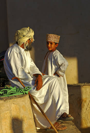 Сын и отец в традиционной оманской одежде