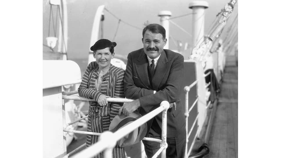 Эрнест Хемингуэй со своей второй женой Паулиной после поездки в Африку