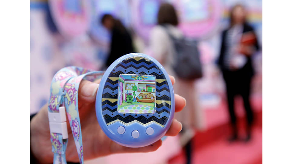 У «Тамагочи»-2019 дисплей цветной, хотя более 20 лет самой популярной из четырех десятков моделей оставалась игрушка с монохромным экраном
