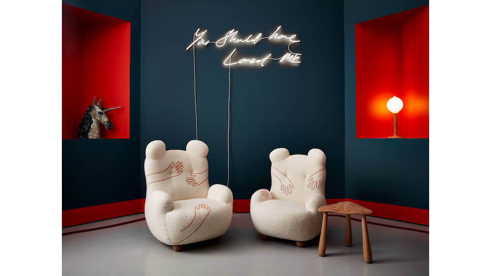 Приз «Самое уютное кресло года» достается Daydream Papa Bear (дизайн Пьера Йовановича для R & Company; обивка из ткани Pierre Frey). Вышивка на спинке и сиденье изображает объятья