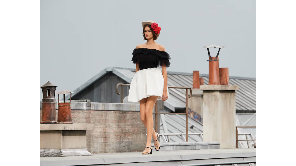 Первая коллекция прет-а-порте, над которой новый креативный директор Chanel Вирджини Виар работала без Карла Лагерфельда. Сезон весна–лето 2020
