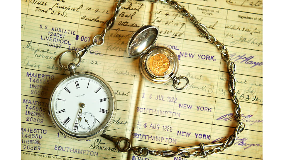 Серебряные часы и брелок с монетой в полсоверена времен английского короля Георга V.  Часы и брелок являются частью коллекции компании White Star, посвященной знаменитому кораблю Titanic