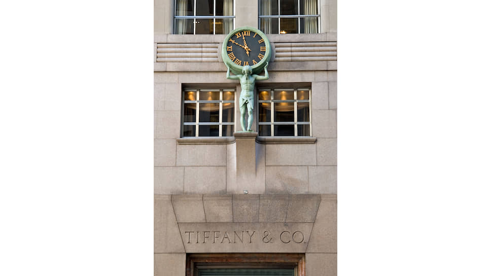 Атлас, поднимающий часы, украшает фасад главного магазина Tiffany & Co. на Пятой авеню в Нью-Йорке