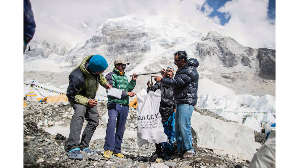 Представители компании Bally во время акции по сбору мусора на Эвересте