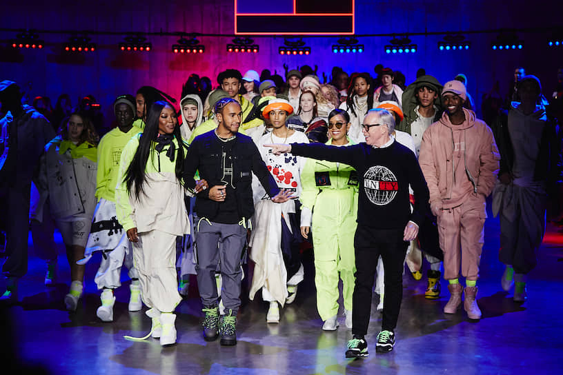 Слева направо: Наоми Кэмпбелл, Льюис Хэмилтон, певица H.E.R. и Томми Хилфигер вместе с моделями в одежде TommyXLewisXH.E.R. в финале шоу в Лондоне