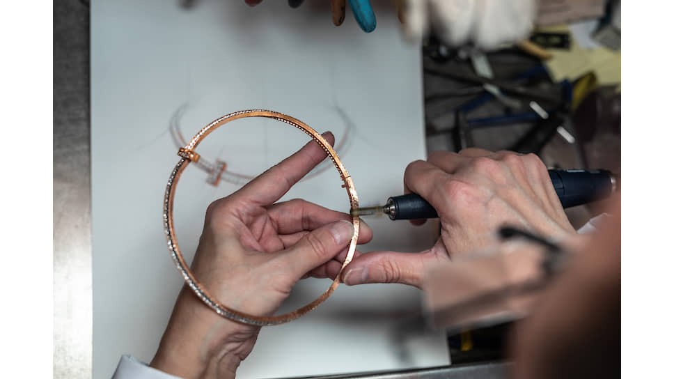 Процесс изготовления колье Tiffany T1 из розового золота с бриллиантами