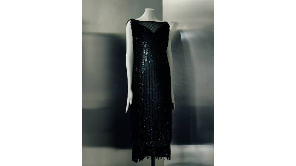 Вечерние платья из коллекции «осень–зима 1924/25», черный шелковый шифон, черный шелковый креп, расшитый стеклярусом. Фото Julien T. Hamon